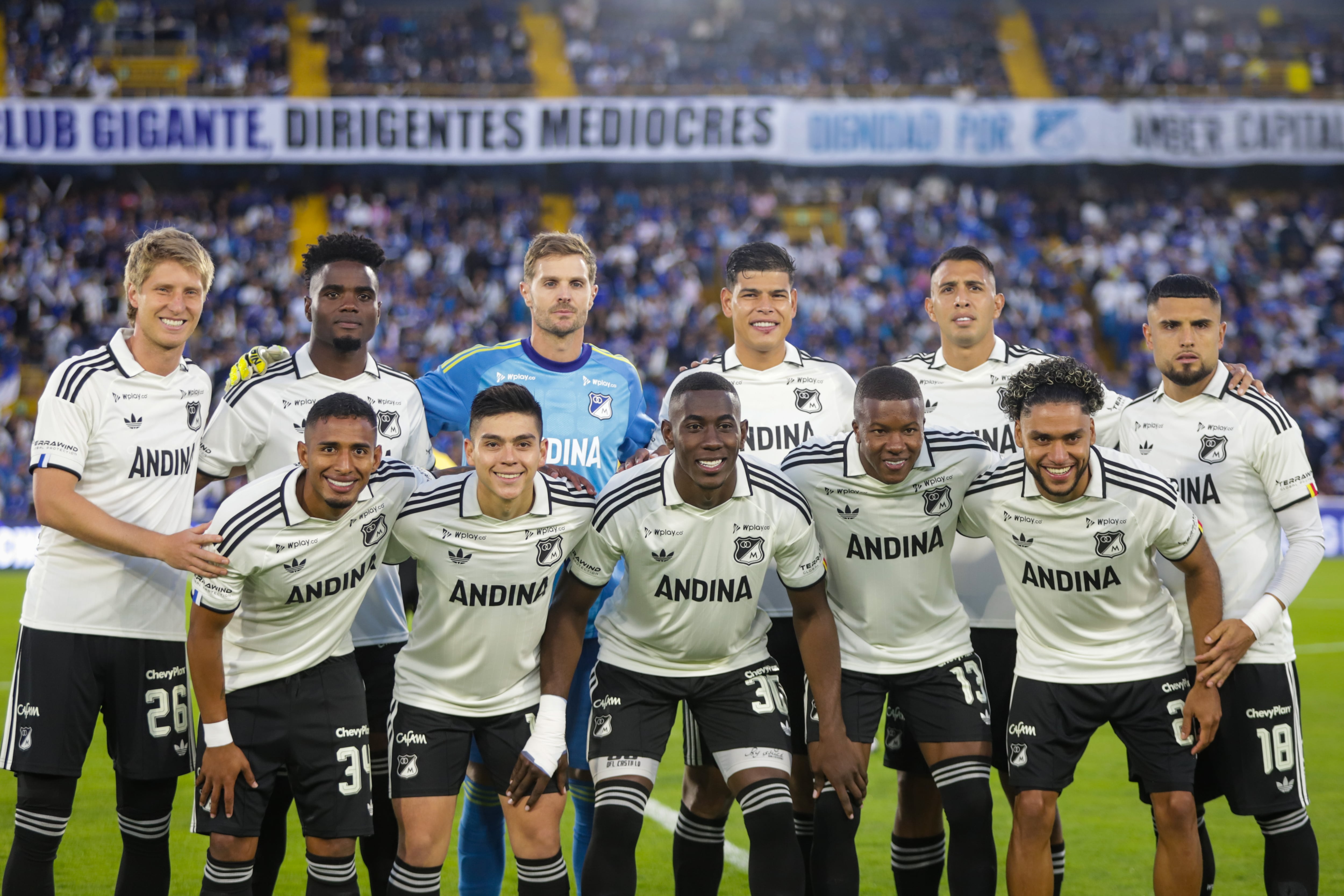 Tenso ambiente entre hinchas y directivos de Millonarios tras la derrota contra Colo-Colo en la Noche Embajadora