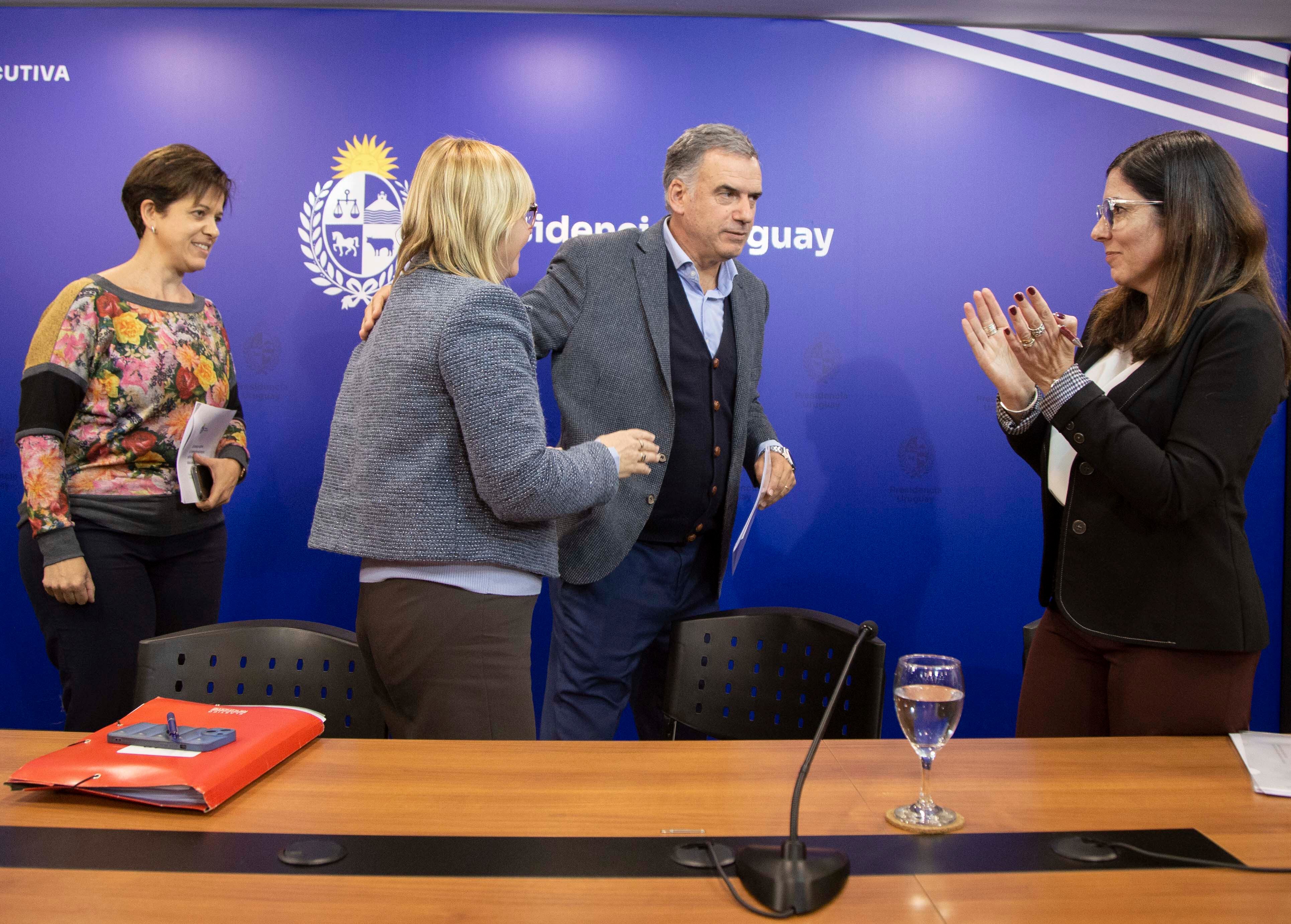 El presidente de Uruguay, Yamandú Orsi, y la ministra de Salud Pública, Cristina Lustemberg, en una conferencia de prensa al anunciar medidas anti tabaco (Presidencia)