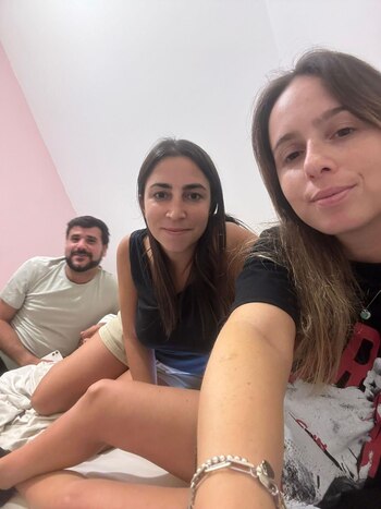 Denise en el medio, junto