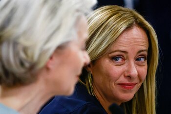 Giorgia Meloni, junto a Ursula