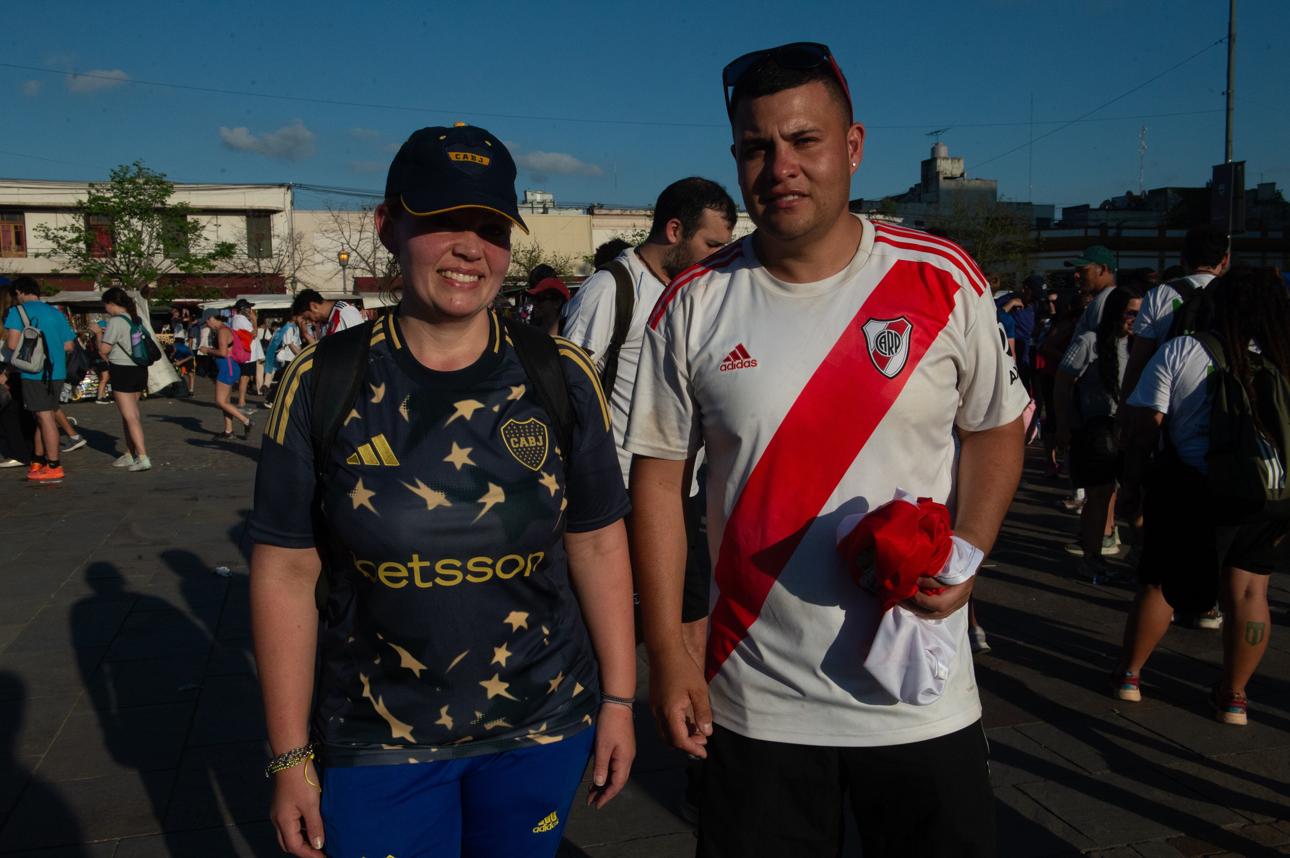 Erika vino a agradecer por la salud de su perro Clemente Rodríguez: aceptó posar junto a un peregrino hincha de River