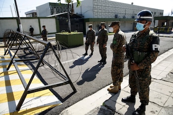 Militares hacen guardia hoy en