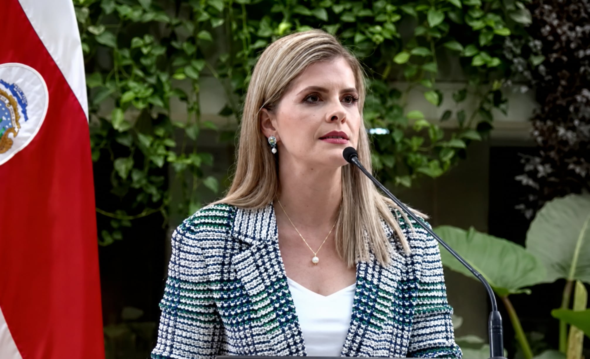 La presidenta Laura Fernández cuestionó las medidas cautelares concedidas a algunos sospechosos considerados de alta peligrosidad y pidió endurecer la respuesta frente al crimen organizado. Crédito: Captura de la Presidencia de la República