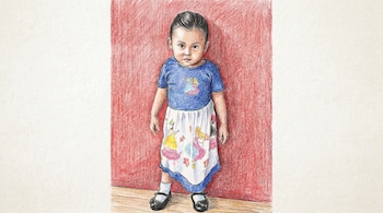 Dibujo a color de una niña pequeña con camiseta azul, falda blanca, calcetines blancos y zapatos negros de pie frente a una pared roja.