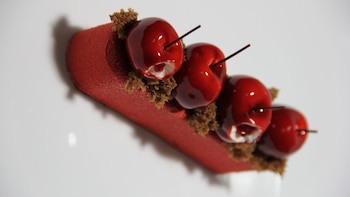 Los postres peruanos como la mazamorra morada y la crema volteada están siendo reinventados con ingredientes locales y técnicas modernas, reflejando una fusión que busca satisfacer tanto el paladar como la conciencia de los consumidores.
(Foto de cortesía)