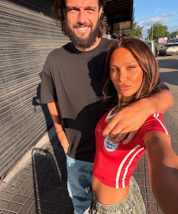 Andy Carroll y su pareja, Lou Teasdale durante el Mundial 2026