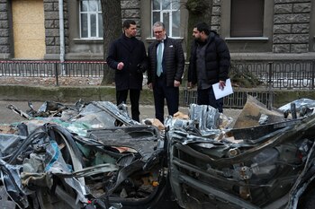 Starmer inspecciona un vehículo dañado