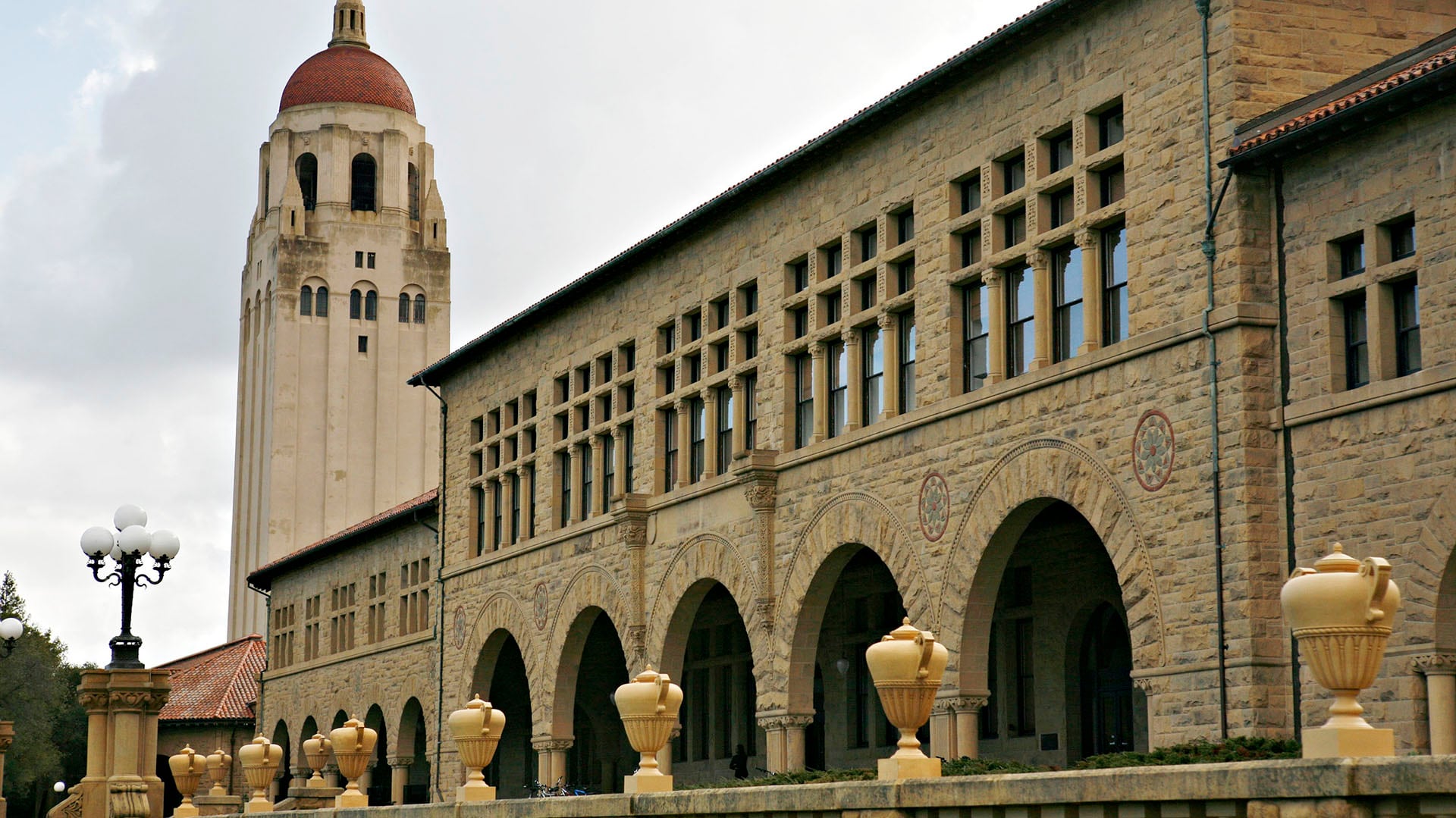 Un estudio de la Facultad de Derecho de Stanford concluyó que la inteligencia artificial superó a los profesores de derecho en tareas de tutoría académica (Bloomberg)