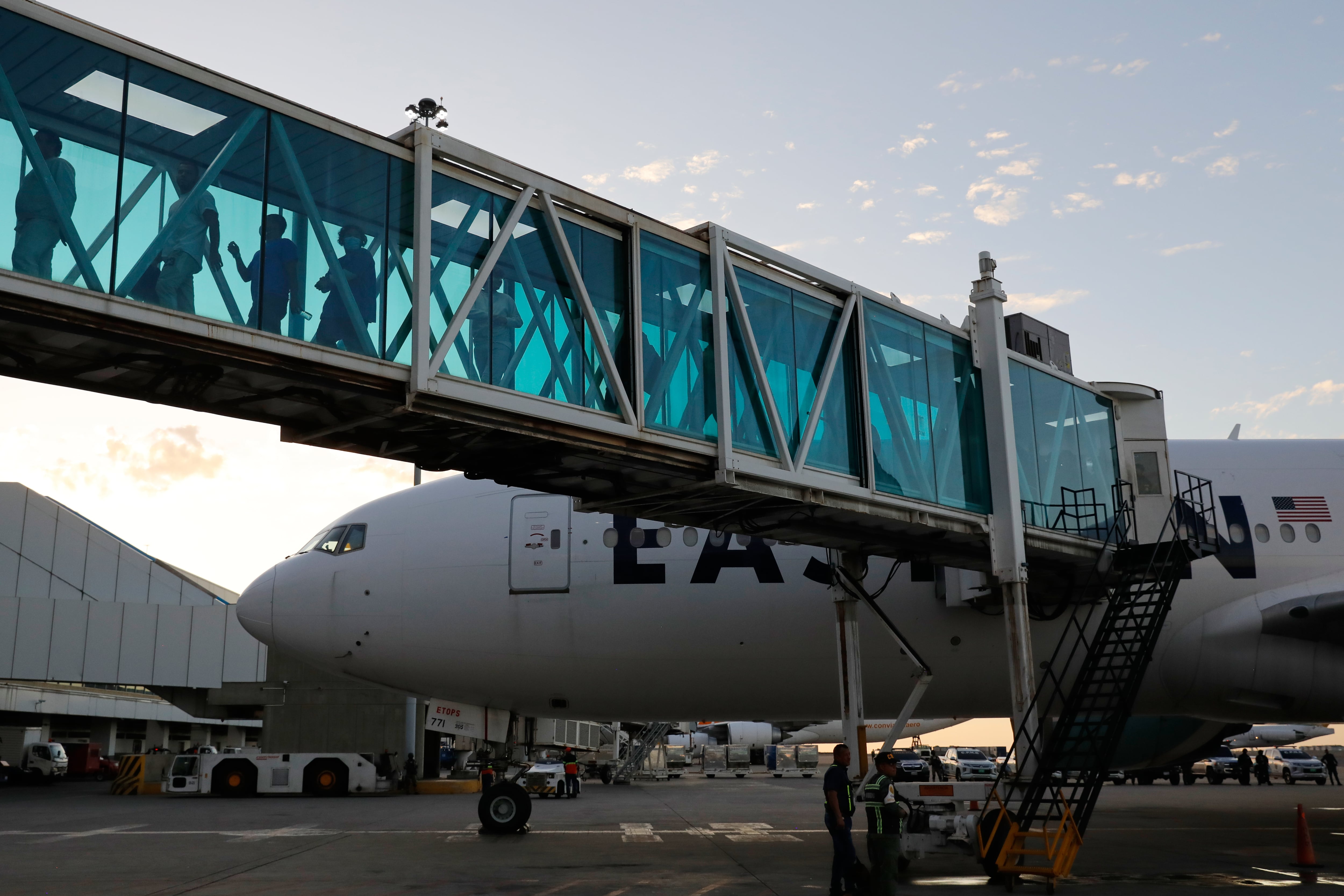Un vuelo estadounidense en el Aeropuerto Internacional Simón Bolívar de Maiquetía, Venezuela, el miércoles 3 de diciembre de 2025. (Foto AP/Cristian Hernández)