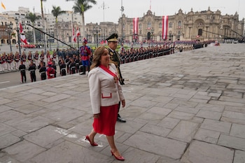 La presidenta de Perú, Dina Boluarte, llega a la catedral para asistir a la misa durante el Día de la Independencia, en Lima, Perú, el lunes 28 de julio de 2025. Boluarte brinda un discurso ante el Parlamento en la misma jornada. (AP Foto/Martín Mejía)