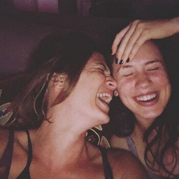 Risa cómplice de hermanas: Delfina