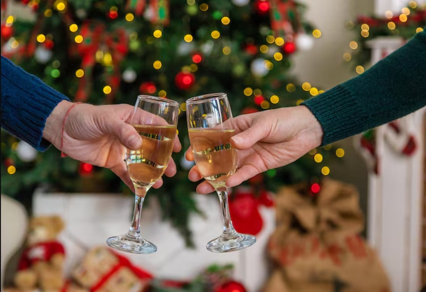 La decoración navideña argentina comienza el 8 de diciembre con árboles artificiales, luces y pesebres en hogares y espacios públicos (Freepik)