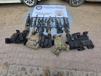 A los detenidos se les confiscaron diversas armas de fuego y cartuchos Foto: X García Harfuch