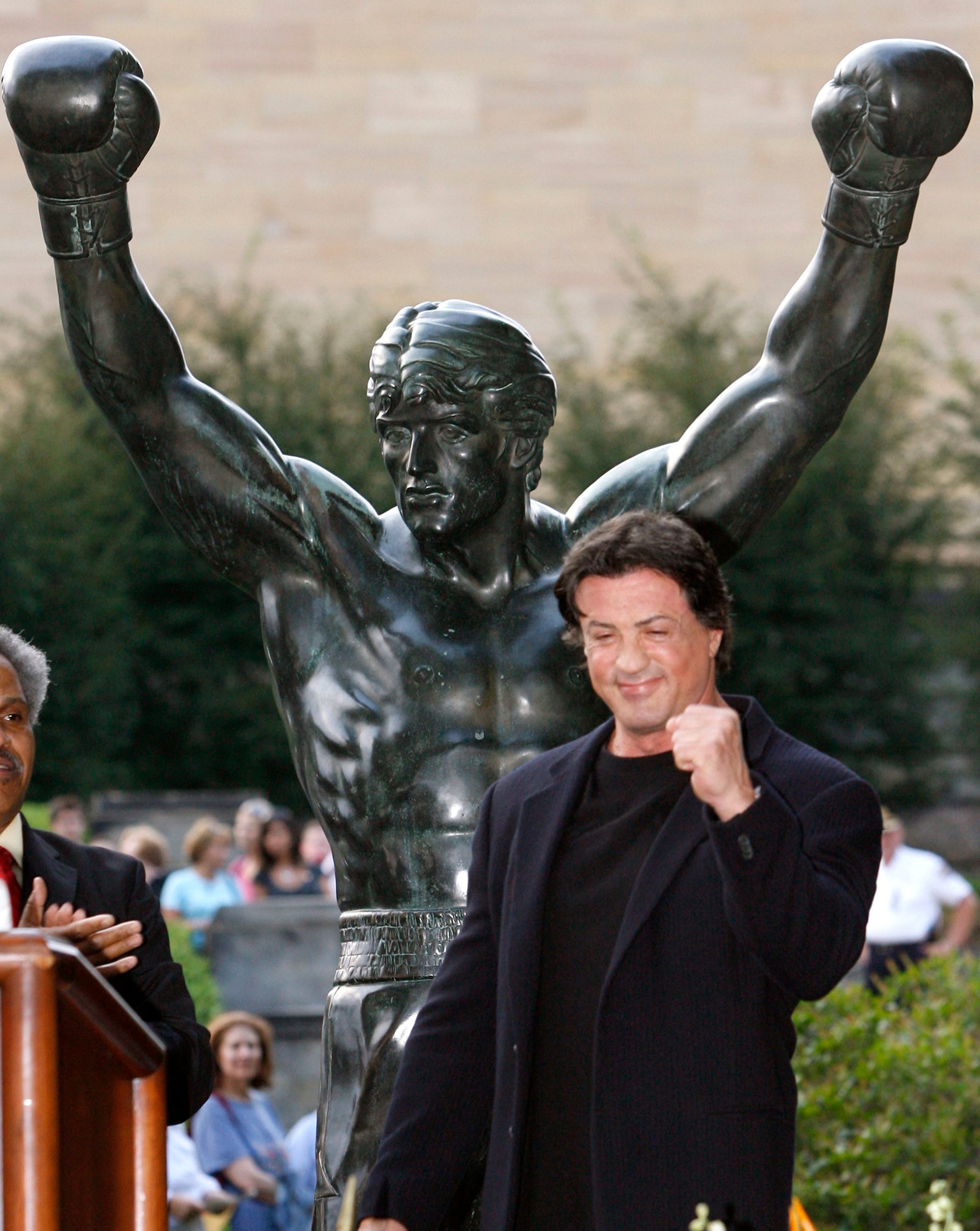 Sylvester Stallone posa con la estatua de