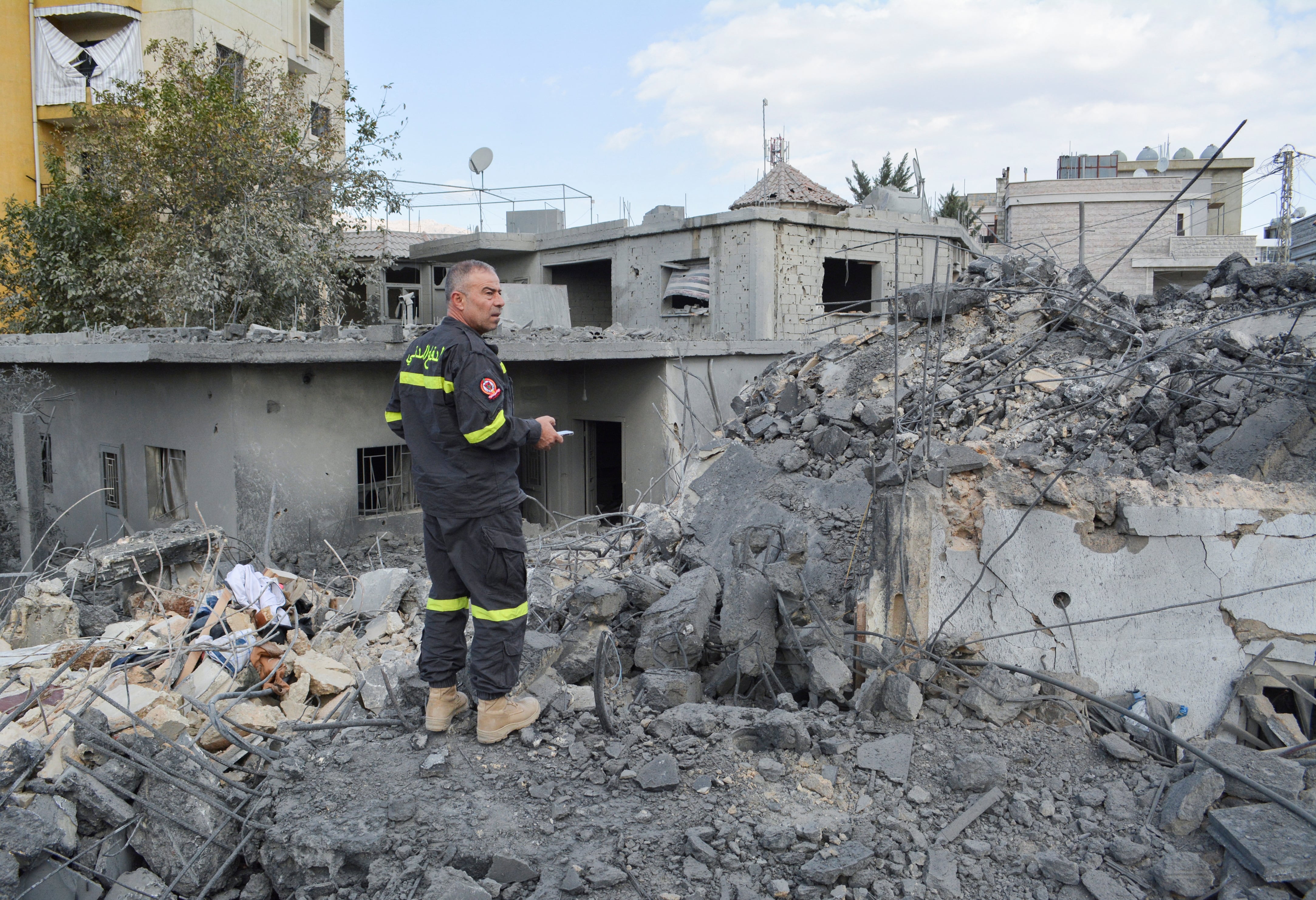 Un miembro de la defensa civil se encuentra sobre los escombros de un sitio dañado, tras un ataque israelí en Sohmor, en la parte occidental del valle de Bekaa, Líbano, el 10 de noviembre de 2024
REUTERS/Maher Abou Taleb