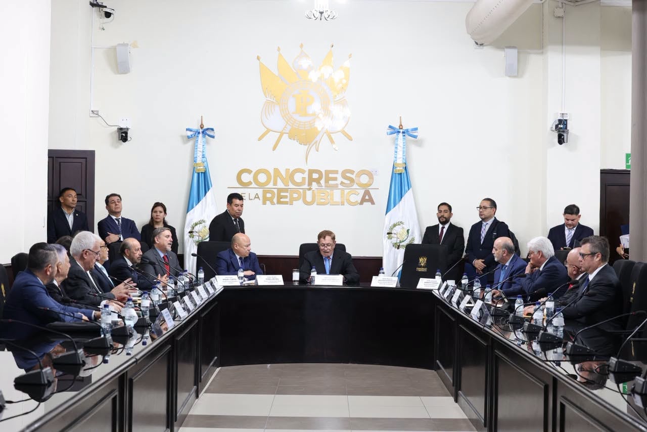 Miquel Cortés de la Universidad Rafael Landivar es electo presidente de la comisión que integrará la nómina para contralor de Guatemala