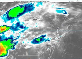 Imagen satelital geocolor de la Península de Yucatán con nubes en tonos azules, verdes y naranjas. Incluye nombres de ciudades y logotipos del SMN y CONAGUA