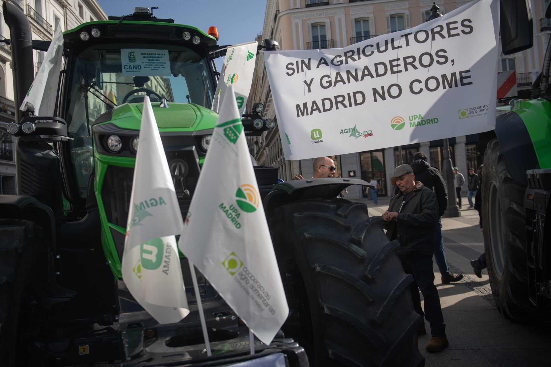 Varias personas durante una concentración de agricultores madrileños. (Europa Press)