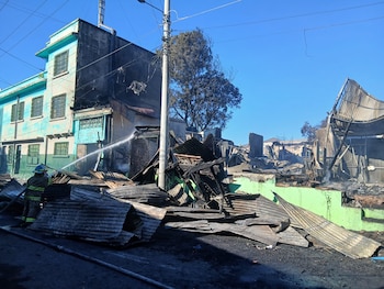 Un bombero trabaja entre los