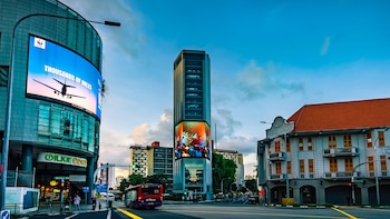 Máquina expendedora de superautos deportivos: dónde está y cómo funciona la futurista torre de 15 pisos