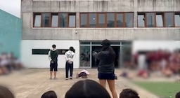 Polémico acto escolar: alumnos de dos colegios bonaerenses simularon el fusilamiento de compañeros para presentar sus buzos de egresados