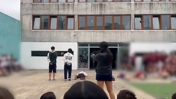 Polémico acto escolar: alumnos de dos colegios bonaerenses simularon el fusilamiento de compañeros para presentar sus buzos de egresados