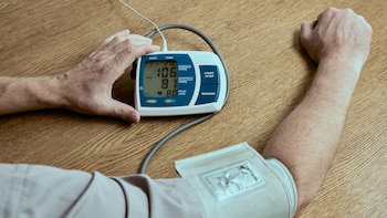 Las 10 maneras de controlar la presión arterial alta sin tener que recurrir a medicamentos, según expertos
