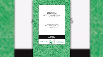 Cubierta de libro de Ludwig Wittgenstein "Aforismos: Cultura y Valor", con fondo verde compuesto por letras y símbolos.