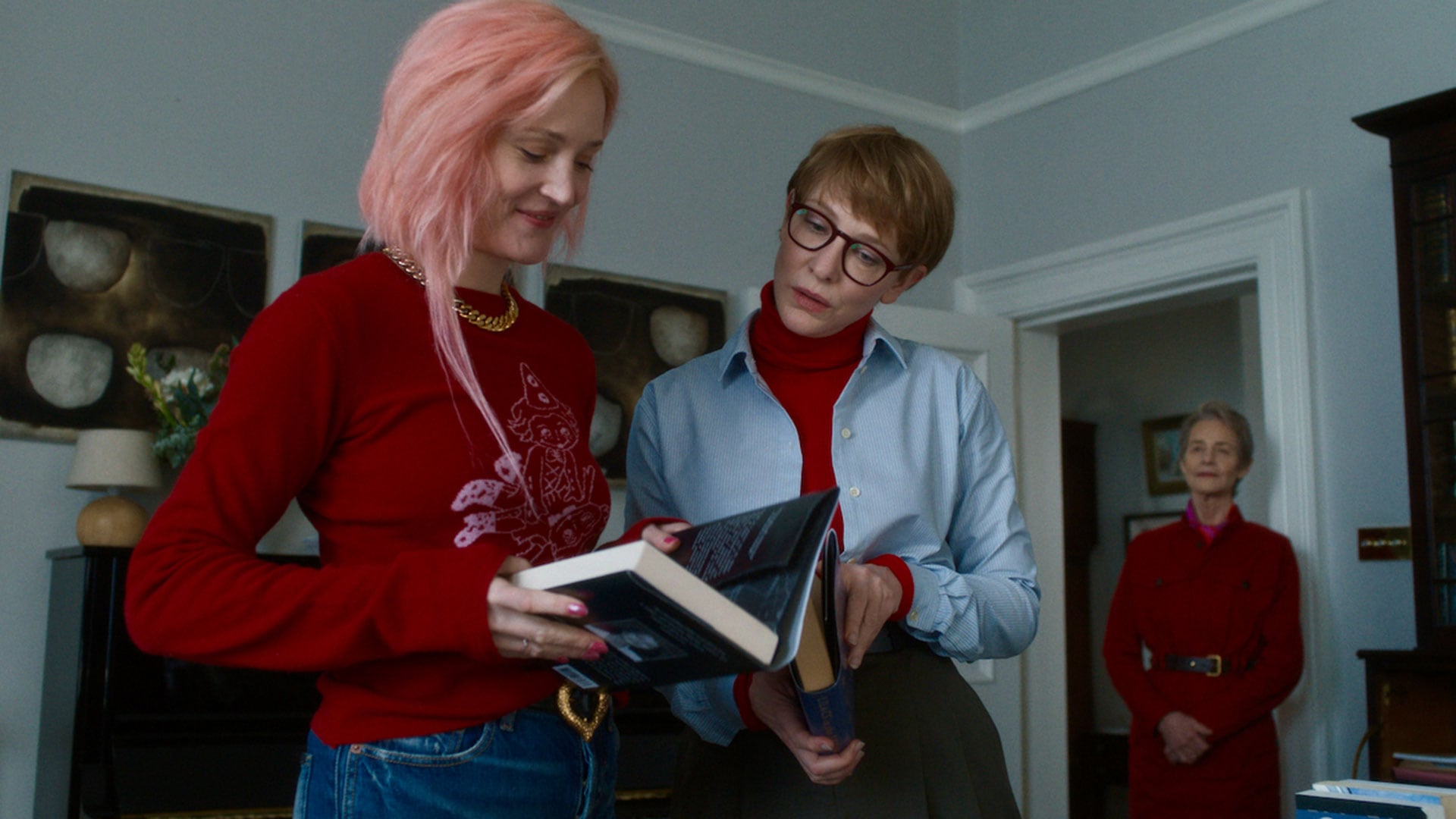 Charlotte Rampling es una madre escritora en el segmento 'Madre', enfrentándose a las tensiones familiares con sus hijas (Cate Blanchett y Vicky Krieps)