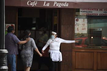 Los restaurantes buscan sobrevivir al