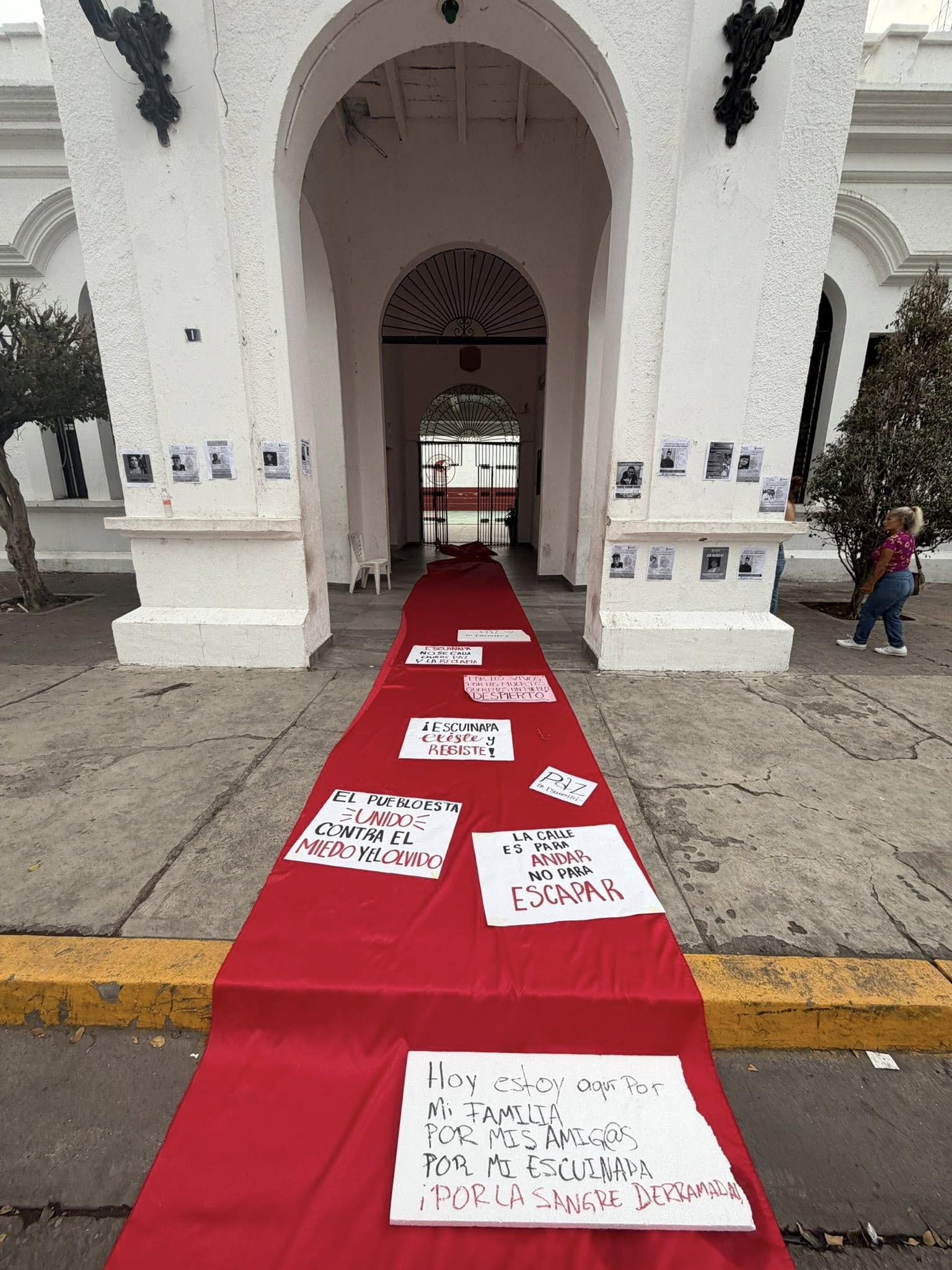 Los manifestantes colocaron una tela roja para representar la sangre de las personas asesinadas en el municipio.Foto: Facebook / Orquídeas Moradas