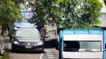 Un patrullero y dos motocicletas