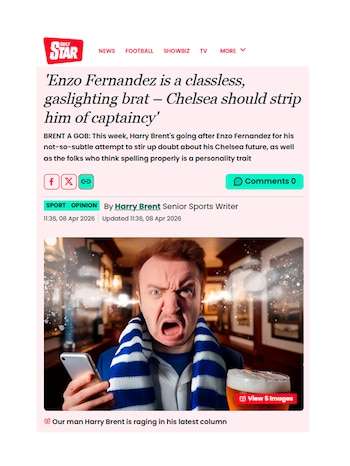 Un hombre de pelo rojo y bufanda azul y blanca grita con enojo, sosteniendo un teléfono y con una cerveza en un pub