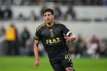 ARCHIVO - El mexicano Carlos Vela, delantero de Los Angeles FC, persigue un balón en un partido ante Real Salt Lake, el 1 de octubre de 2023 (AP Foto/Jae C. Hong, archivo)