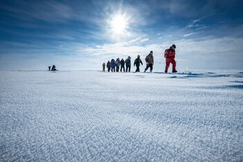 Los habitantes de Utqiaġvik desarrollan resiliencia impresionante enfrentando temperaturas severas y luz débil durante la prolongada oscuridad (CRÉDITO: Washington Post foto por Bonnie Jo Mount)