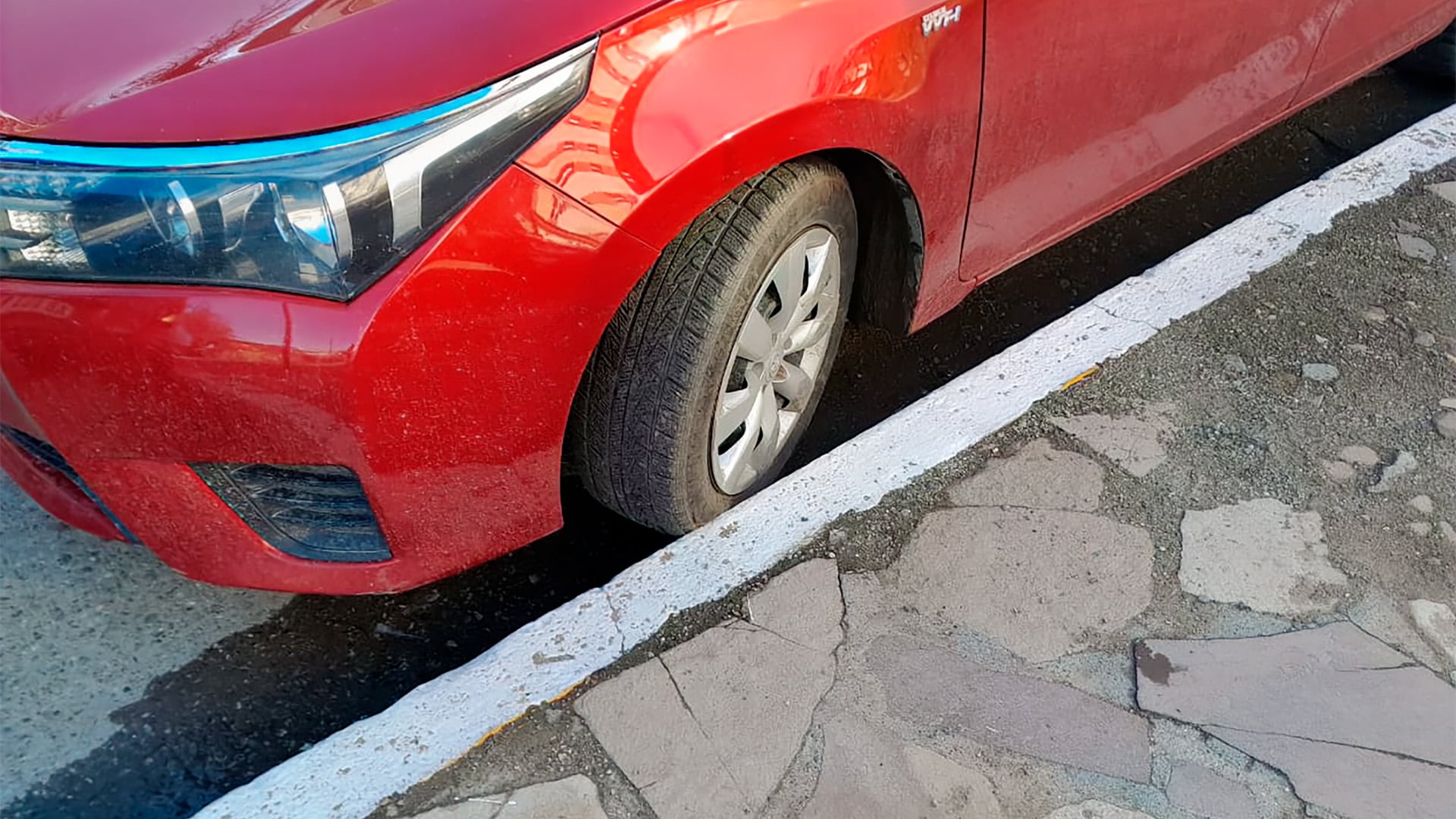 Un auto estacionado en pendiente con las ruedas apoyadas contra el cordón. Es una costumbre muy común en zonas de montaña pero hay que saber cómo hacer la maniobra para no causar problemas al vehículo.