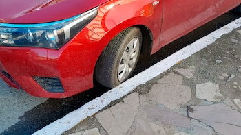 ¿Puede romperse el auto por estacionar con las ruedas contra el cordón?: qué dicen los expertos