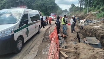 La Cruz Verde informó que uno fue rescatado con vida y otro hallado muerto; los equipos seguían trabajando para descartar más afectados en Santa Ana (Foto cortesía Cruz Verde)