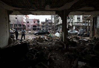 La gente se encuentra en un lugar dañado en los suburbios del sur de Beirut, después de que entró en vigor un alto el fuego entre Israel y Hezbolá, en Beirut, Líbano, el 27 de noviembre de 2024. REUTERS/Mohamed Azakir