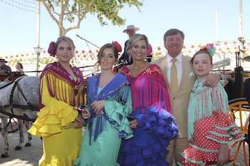 Los reyes de Holanda y sus hijas en la Feria de Sevilla en el año 2019. (23/Lagencia Grosby)