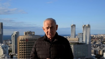 Netanyahu acepta la dimisión de su portavoz por comentarios racistas tras manifestar su continuidad en el cargo