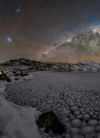 Esta es otro de las imágenes de madrugada del lugar, donde se observa el resplandor de colores en el cielo