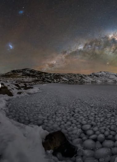 Esta es otro de las imágenes de madrugada del lugar, donde se observa el resplandor de colores en el cielo