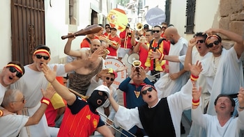 La Roja ya tiene charanga para el Mundial: Los Inhumanos estrenan “ESPAÑOLETES” con el Bombo de Manolo