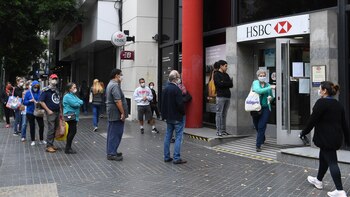 Los bancos atienden al público