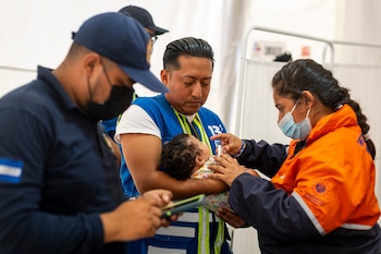 El pequeño hospital salvadoreño que brinda ayuda a venezolanos afectados por terremoto