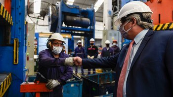 Fernández saludo empleados de la