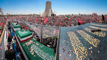El cuerpo de Jamenei llega a Qom tras la multitudinaria despedida en Teherán