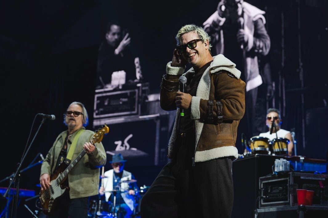 Los Amigos Invisibles prenderán la rumba como la última banda en pie del Festival Cordillera - crédito @vivelatino/Instagram