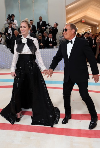 Emily Blunt combina encaje blanco y negro brillante con una sobrefalda estructurada y organza (REUTERS/Andrew Kelly)